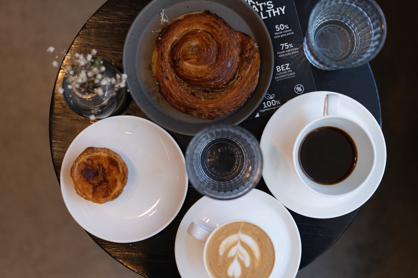 Café y piezas dulces sobre una mesa